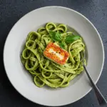 Halloumi mit Zucchini-Pesto-Nudeln