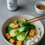 Gebratener Pak Choi mit knusprigem Tofu & Reis