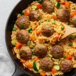 Orzo-Pfanne mit Hackbällchen und Gemüse
