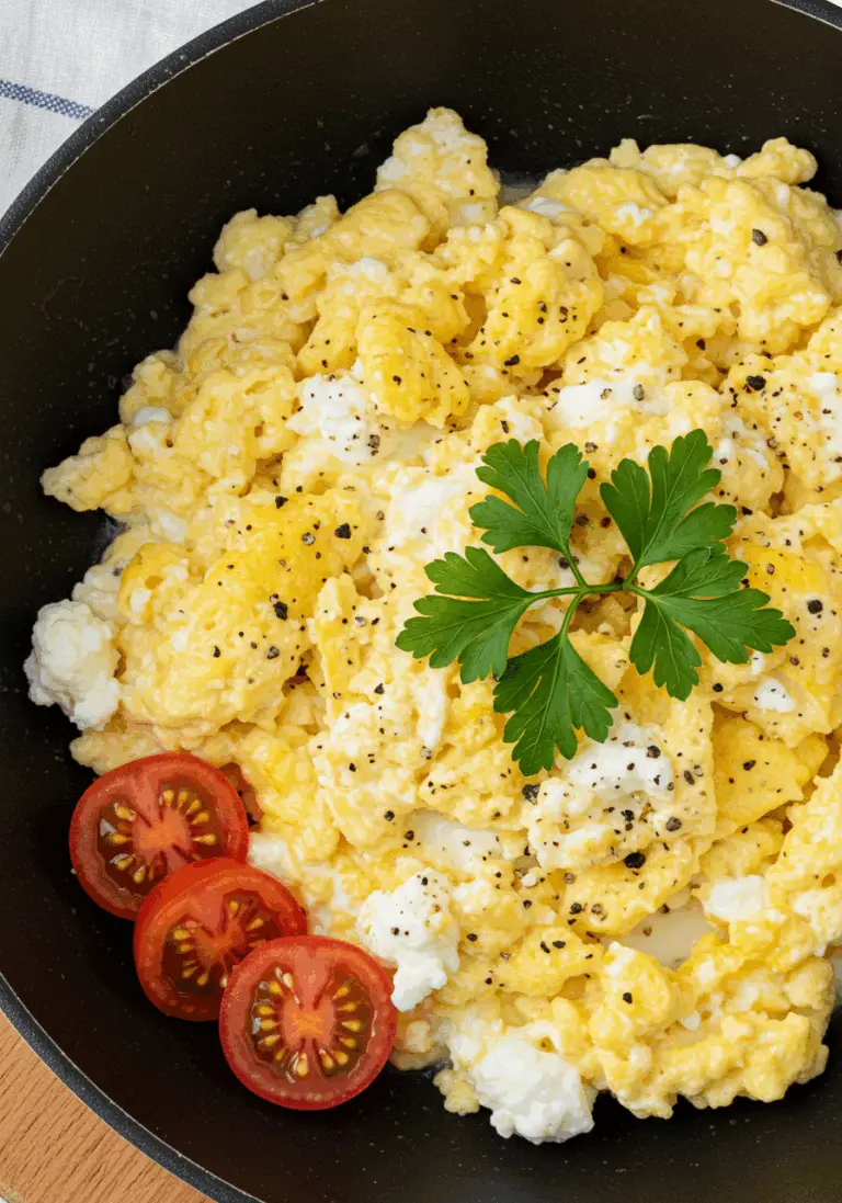 Leckeres Rührei mit Hüttenkäse