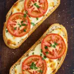 Baguettscheiben mit Tomaten & Mozzarella überbacken