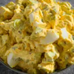 Cremiger Eiersalat mit Joghurt und Mayonnaise