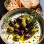 Feta Dip mit gerösteten Oliven (schnelles Rezept)