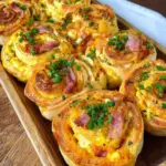 Frühstücksrollen mit Rührei, Käse und Speck