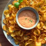 Knusprige Pasta Chips mit cremigem Dip