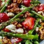 Grüner Spargel Erdbeer Salat - mit karamellisierten Nüssen