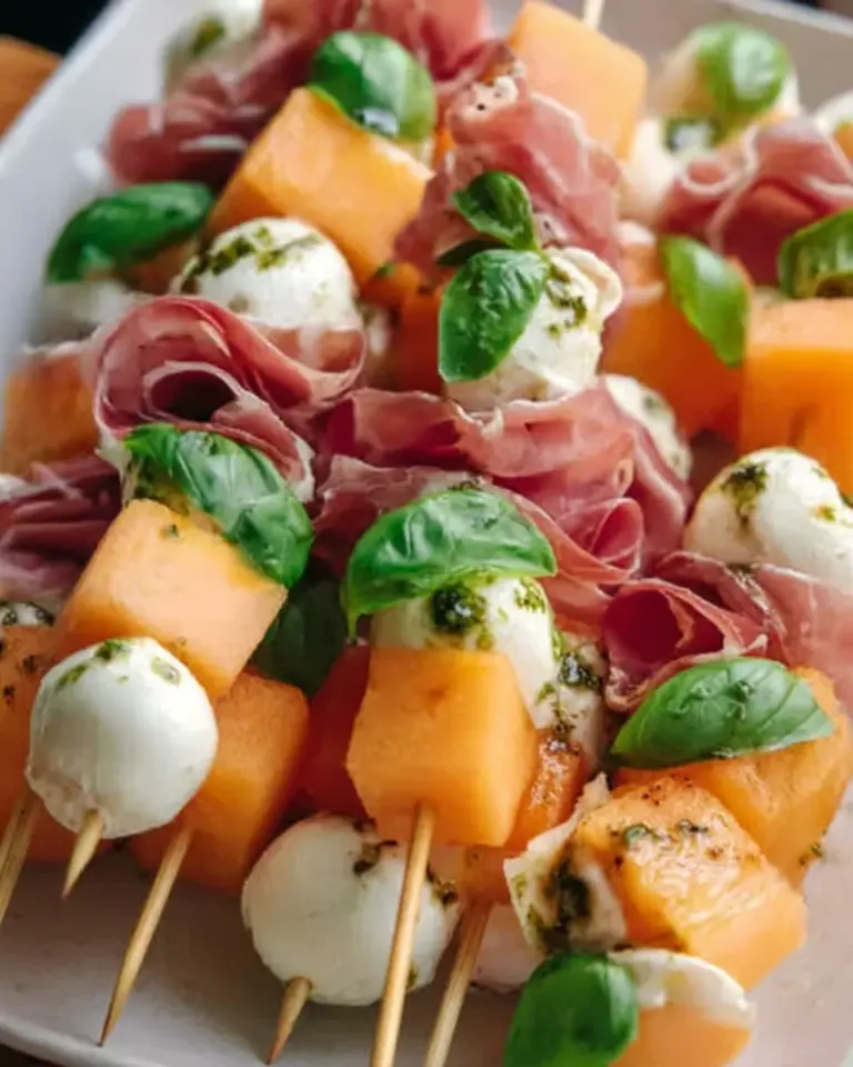 Melonen-, Prosciutto- und Mozzarella-Spieße