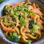Udon Nudeln mit Erdnusssauce und Gemüse